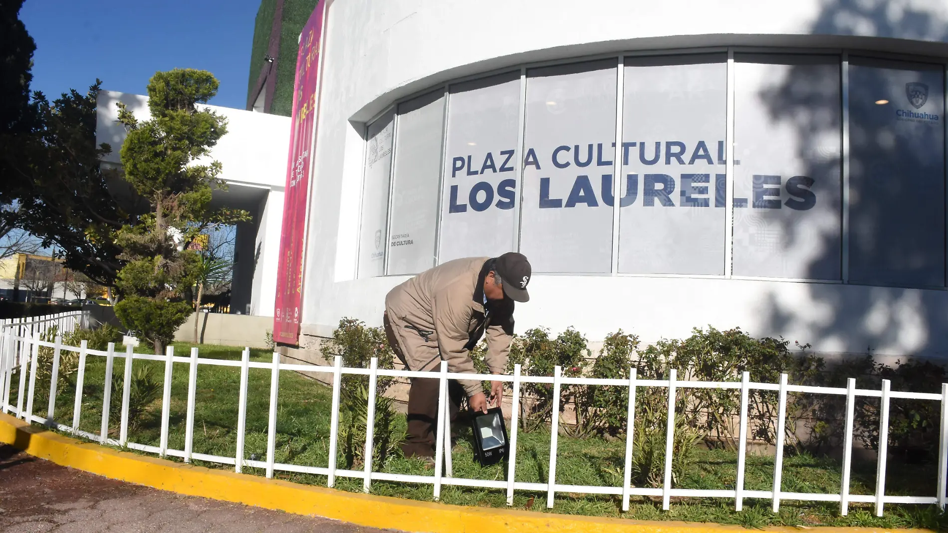 colocan reflectores en plaza los laureles (14)